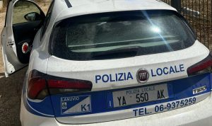 Investe e uccide la moglie con l'auto durante una manovra in retromarcia