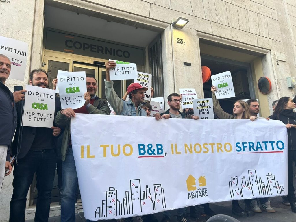 Blitz nella sede di Booking a Roma per protestare contro b&b, sfratti e affitti brevi