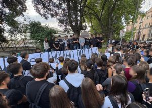 "Allagamenti, intonaco cadente e bagni rotti nella scuola". Gli studenti non entrano in classe