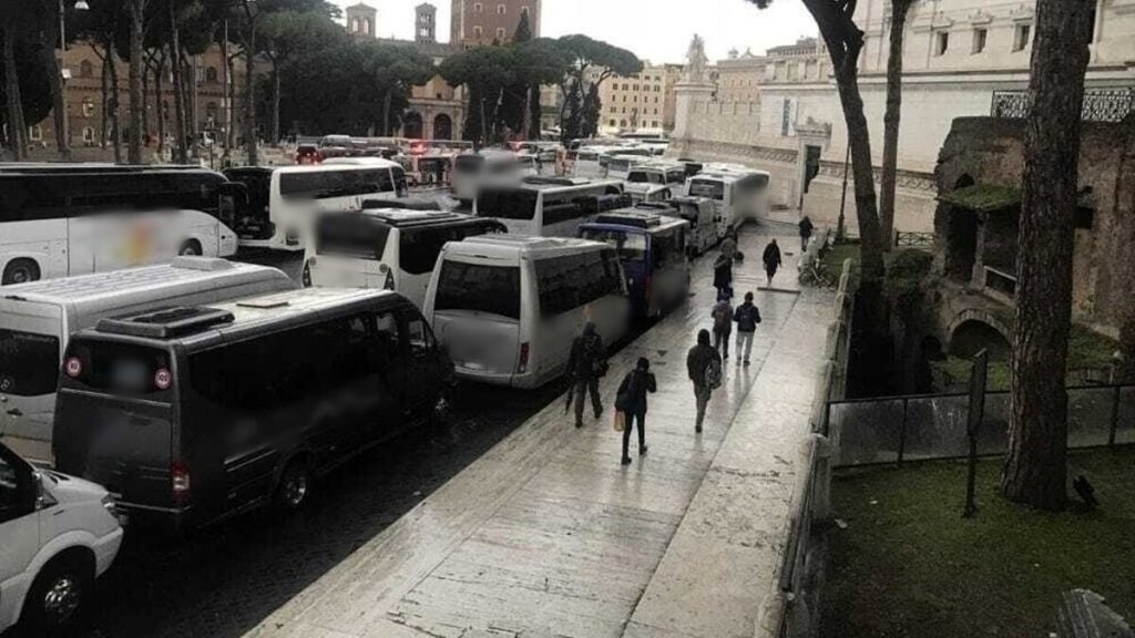 Bus turistici, il municipio del centro vuole la sua parte: “Una quota dei ticket sia girata a noi”