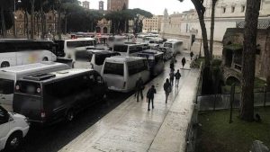 Bus turistici, il municipio del centro vuole la sua parte: “Una quota dei ticket sia girata a noi”