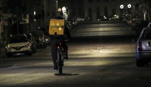 Rider con un coltello minaccia la titolare della pizzeria