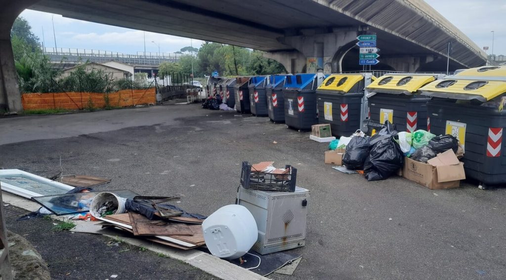 Labaro, c'è una discarica all'entrata del quartiere: "Serve attivare il porta a porta"