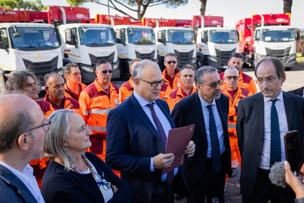Rifiuti, 373 nuovi mezzi di Ama per pulire le strade di Roma: "Operativi entro sei mesi"