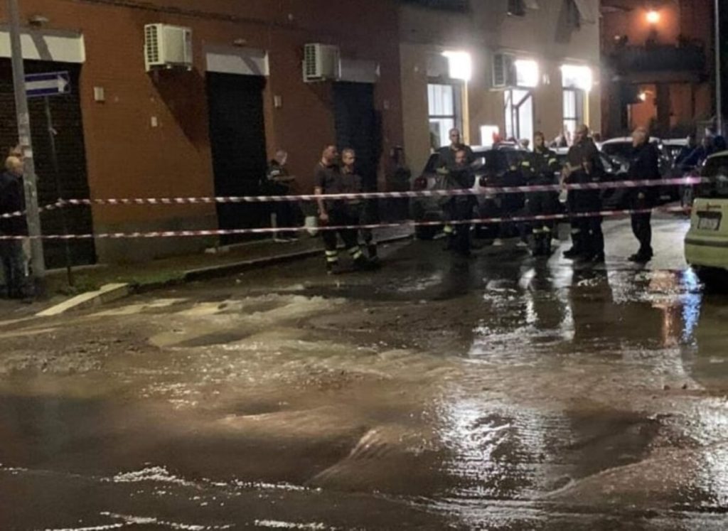 Si rompe una conduttura, a Vitinia strada allagata e palazzi senz'acqua