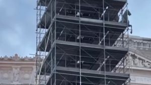 "Voglio farla finita": si arrampica sull'impalcatura a Piazza Venezia. Salvato dalla polizia