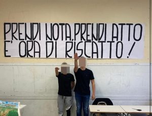 Saluti romani in classe in un liceo di Roma. I collettivi: "Via i fascisti dalle scuole"