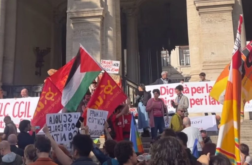 Lo sciopero dei lavoratori delle scuole di Roma. Docenti e studenti sotto al ministero