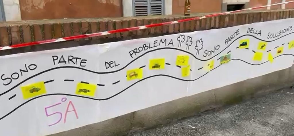 "Liberate la nostra scuola dalle auto". L'appello di genitori e bambini contro il traffico selvaggio