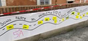 "Liberate la nostra scuola dalle auto". L'appello di genitori e bambini contro il traffico selvaggio