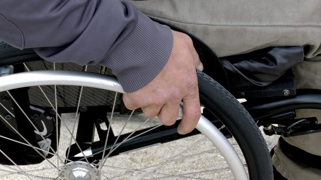 Lo spacciatore in sedia a rotelle che vende cocaina vicino alla farmacia