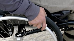 Lo spacciatore in sedia a rotelle che vende cocaina vicino alla farmacia