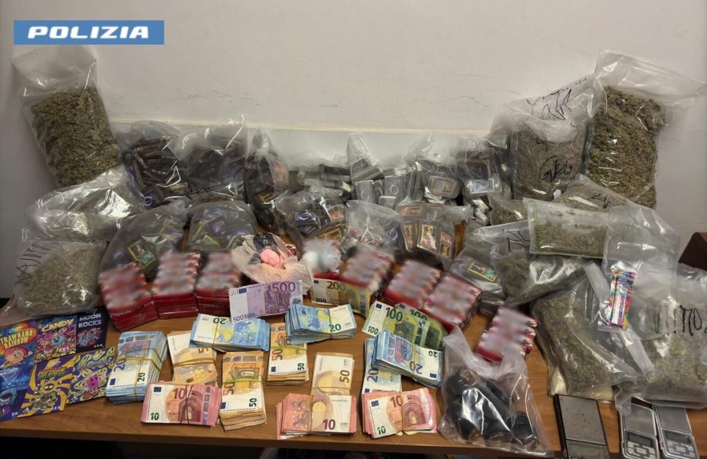 Magazzino della droga in casa, trovati oltre 30 chili di stupefacente. Arrestati padre e figlio