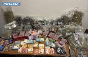 Magazzino della droga in casa, trovati oltre 30 chili di stupefacente. Arrestati padre e figlio