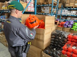 Scherzetto tarocco: sequestrati un milione di articoli pericolosi per la festa di Halloween
