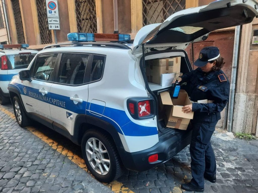 Sviene per la fame: i vigili lo soccorrono e gli riempiono la dispensa