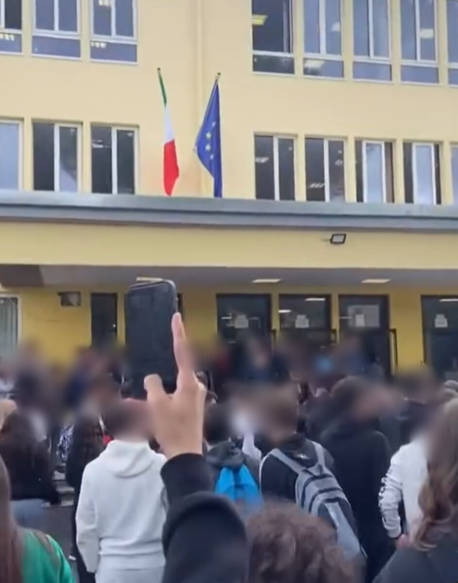Alunno spruzza spray al peperoncino nei corridoi, studenti anticipano l'uscita da scuola