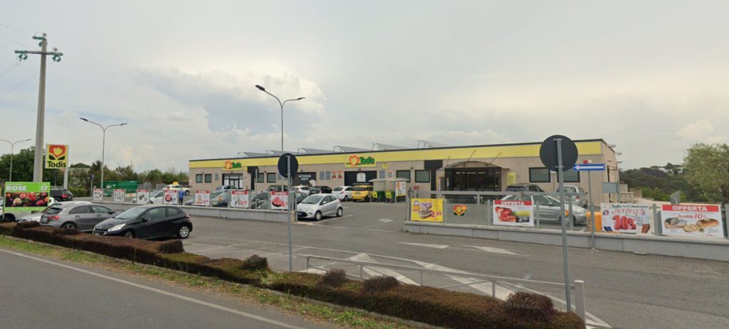 Spari al supermercato: rapinatore esplode colpo di fucile, poi fugge con il bottino