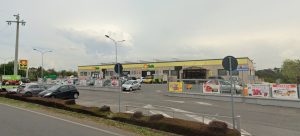 Spari al supermercato: rapinatore esplode colpo di fucile, poi fugge con il bottino