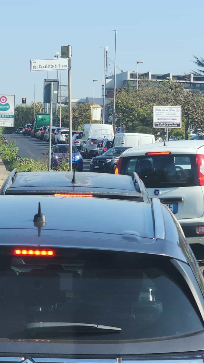 Via del Mare e via Ostiense a senso unico: traffico in tilt