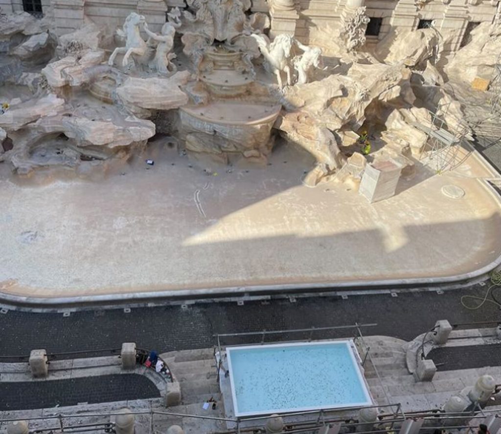 Fontana di Trevi svuotata per il restyling. I turisti lanciano le monetine in una "piscina"