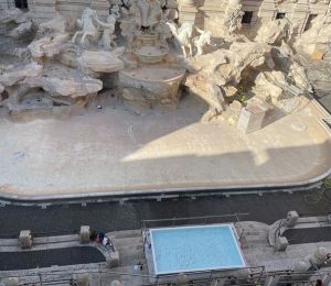 Fontana di Trevi svuotata per il restyling. I turisti lanciano le monetine in una "piscina"