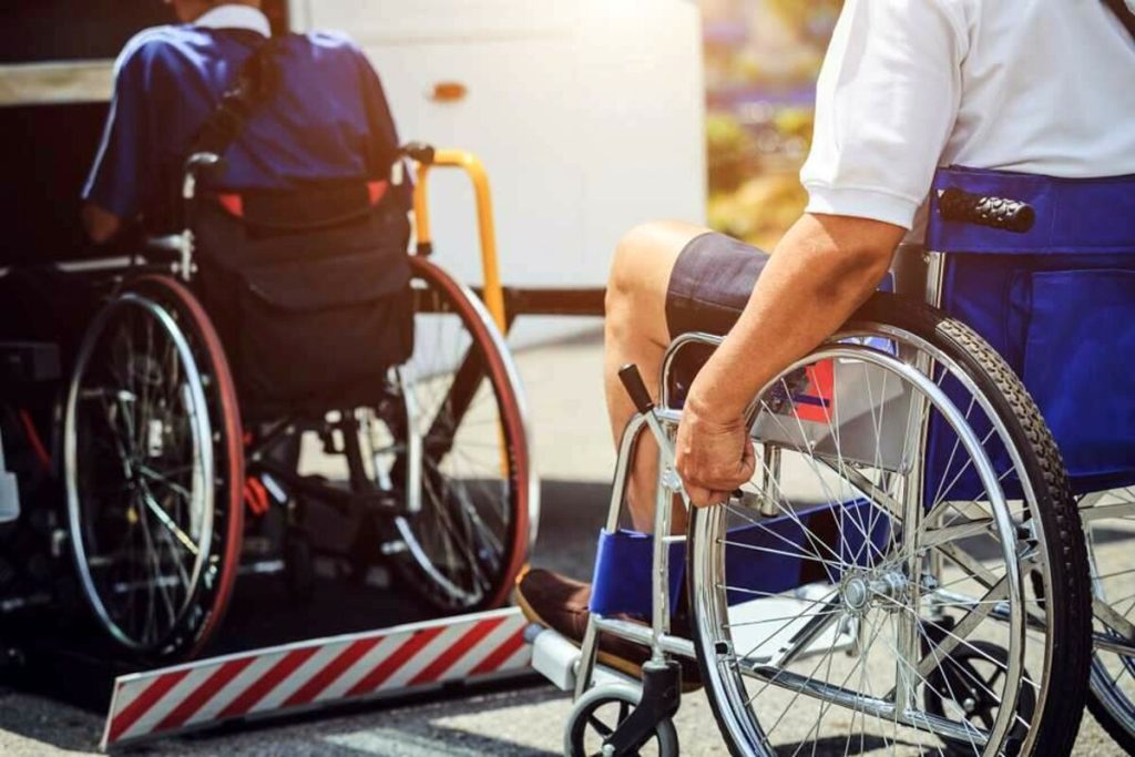 C'era una volta il trasporto disabili di Roma: "Adesso i taxi sono introvabili e restiamo chiusi in casa"