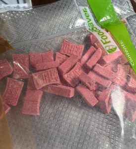 Tusi, la costosissima cocaina rosa sequestrata dai carabinieri. Al dettaglio avrebbe fruttato oltre 100mila euro