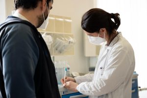 Senza fiato, né memoria. Le vite stravolte di chi non guarisce dal Covid