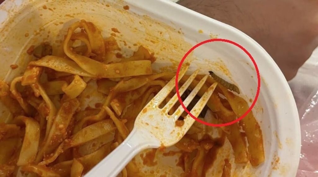 Roma, un verme nella pasta servita alla mensa dei vigili del fuoco
