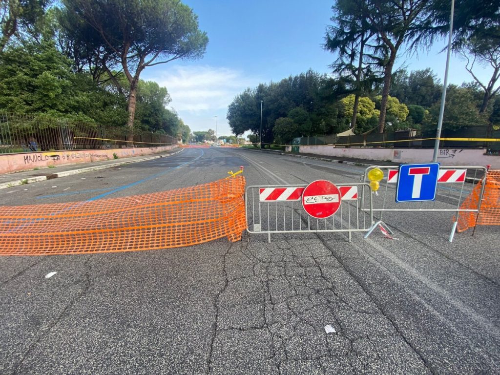 C'è una voragine ai piedi di Monte Mario: strada chiusa