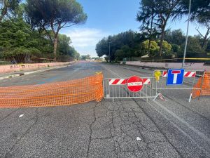 C'è una voragine ai piedi di Monte Mario: strada chiusa