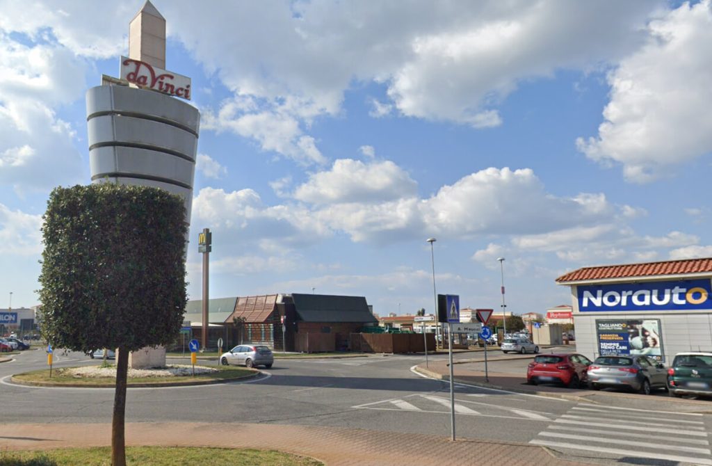 Incidente al parcheggio del centro commerciale: auto contro vetture in sosta, morto un uomo