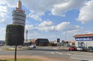Incidente al parcheggio del centro commerciale: auto contro vetture in sosta, morto un uomo