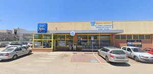 Rapinatore all'Eurospin minaccia le cassiere con la pistola e scappa con cinquemila euro