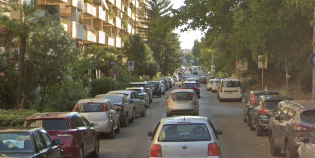 Anziana investita da un'auto a Casal de' Pazzi, è grave. Strada chiusa un'ora