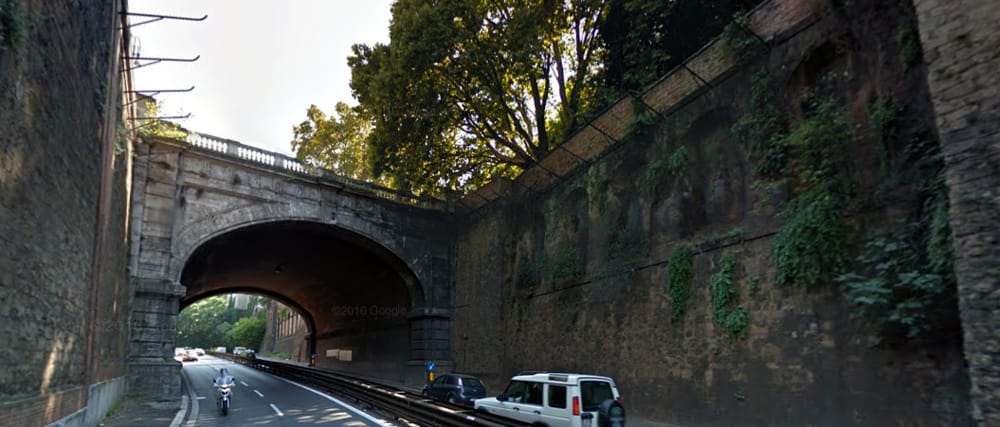 In piedi sul ponte del Muro Torto minaccia di lanciarsi nel vuoto