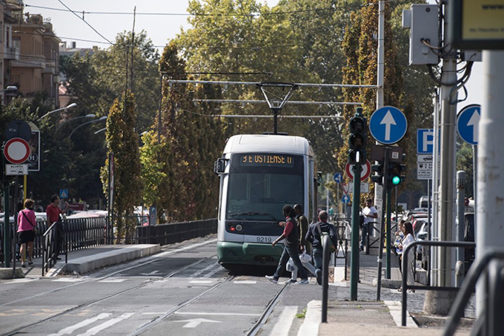 Nuove fermate dei tram, via ai lavori di adeguamento: si parte con piazza del Colosseo