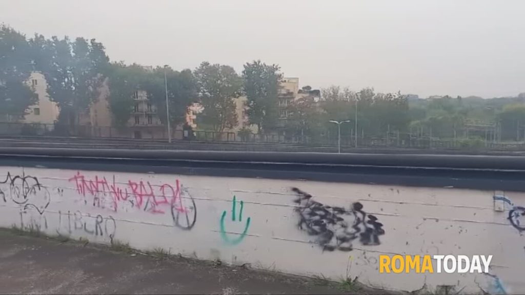 Incendio nel sottopasso: bruciano stracci e rifiuti sotto il ponte. Fumo su Nomentana e tangenziale