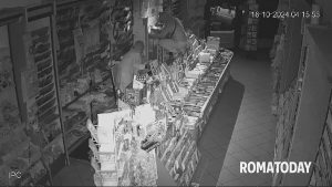 VIDEO | Un minuto per svaligiare l'edicola. La denuncia: "Situazione preoccupante"