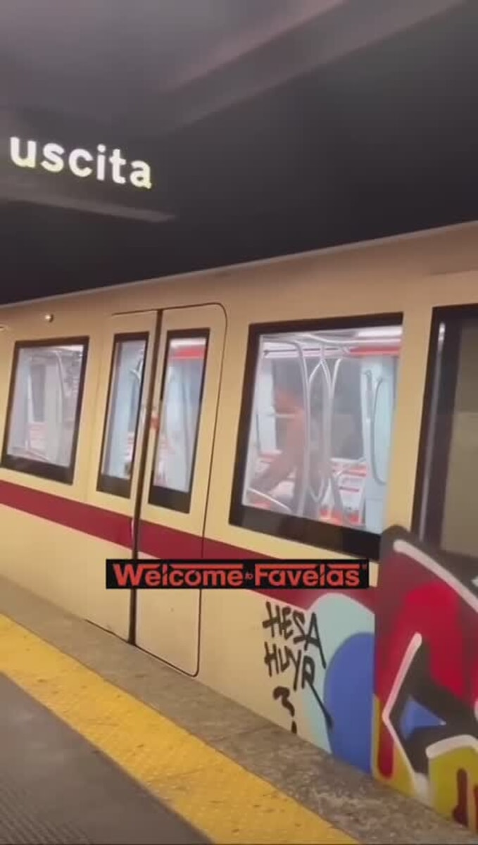 Spallate e calci al treno della metro fermo. Così un folle ha distrutto la porta di un convoglio