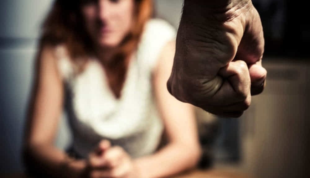 Villaggio Falcone, picchiava e tentava di soffocare la compagna per farla abortire: in manette un 50enne