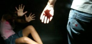 Violentata e segregata in casa, riesce a scappare e chiede aiuto in strada. L'uomo registrava gli stupri