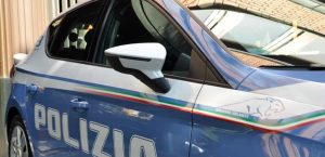 Schiaffeggia il passante e lo rapina della collana d'oro. Ladro tradito dal suo strabismo