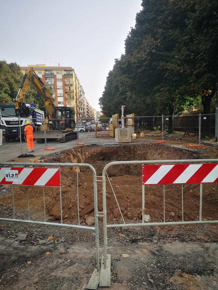 Voragine davanti la Caffarella, tre settimane dopo restano ancora le transenne