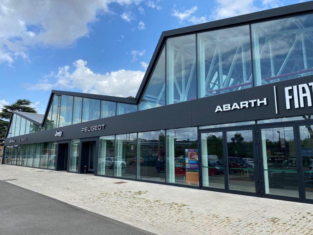 Una vasta esposizione di auto e un ricco programma di attività: inaugura a Roma la nuova sede di un’importante concessionaria