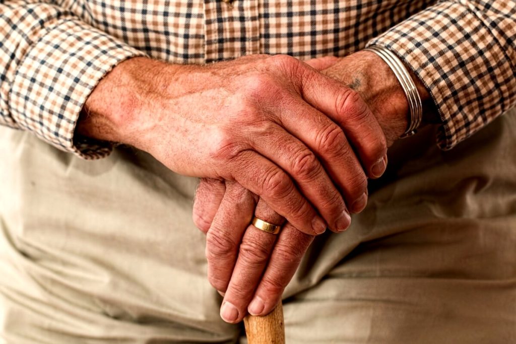 Il finto idraulico che truffa gli anziani e scappa con 4mila euro di gioielli