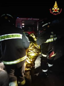 Resta intrappolato in pozza fango per tutto il giorno, salvato un anziano