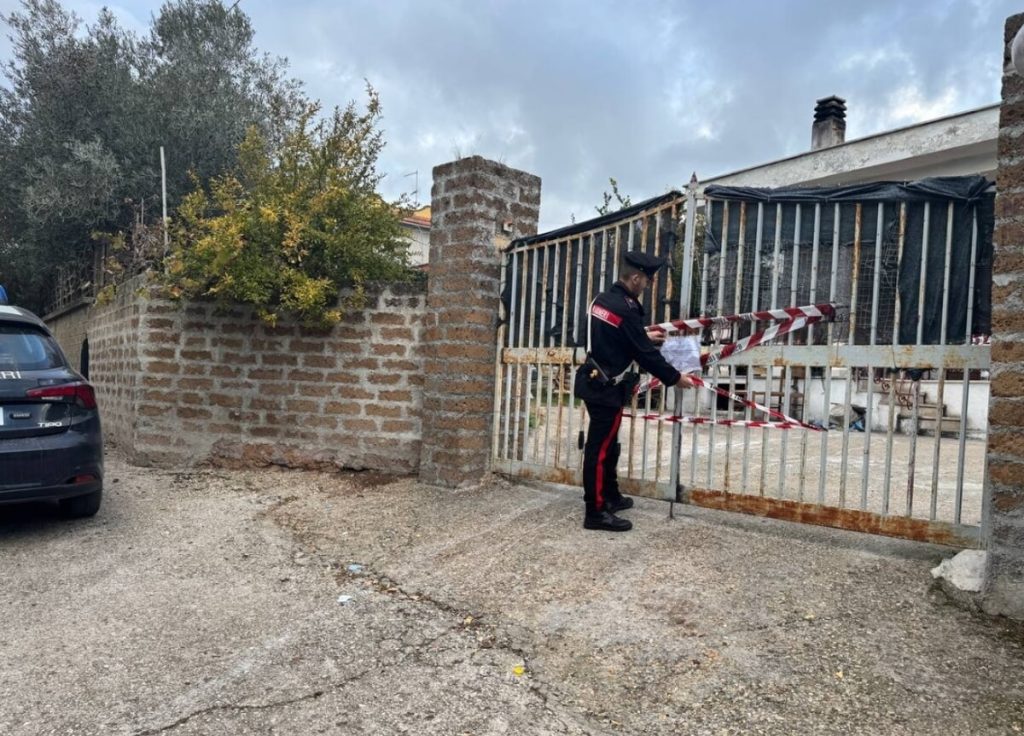 Esplosione in una villa, crolla parte del tetto: una donna è in pericolo di vita