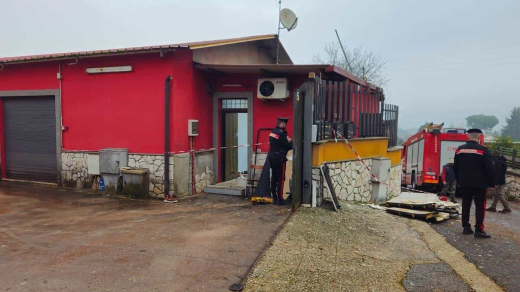 Esplosione in una villetta, salvati i proprietari di casa svegliati dal crollo del tetto